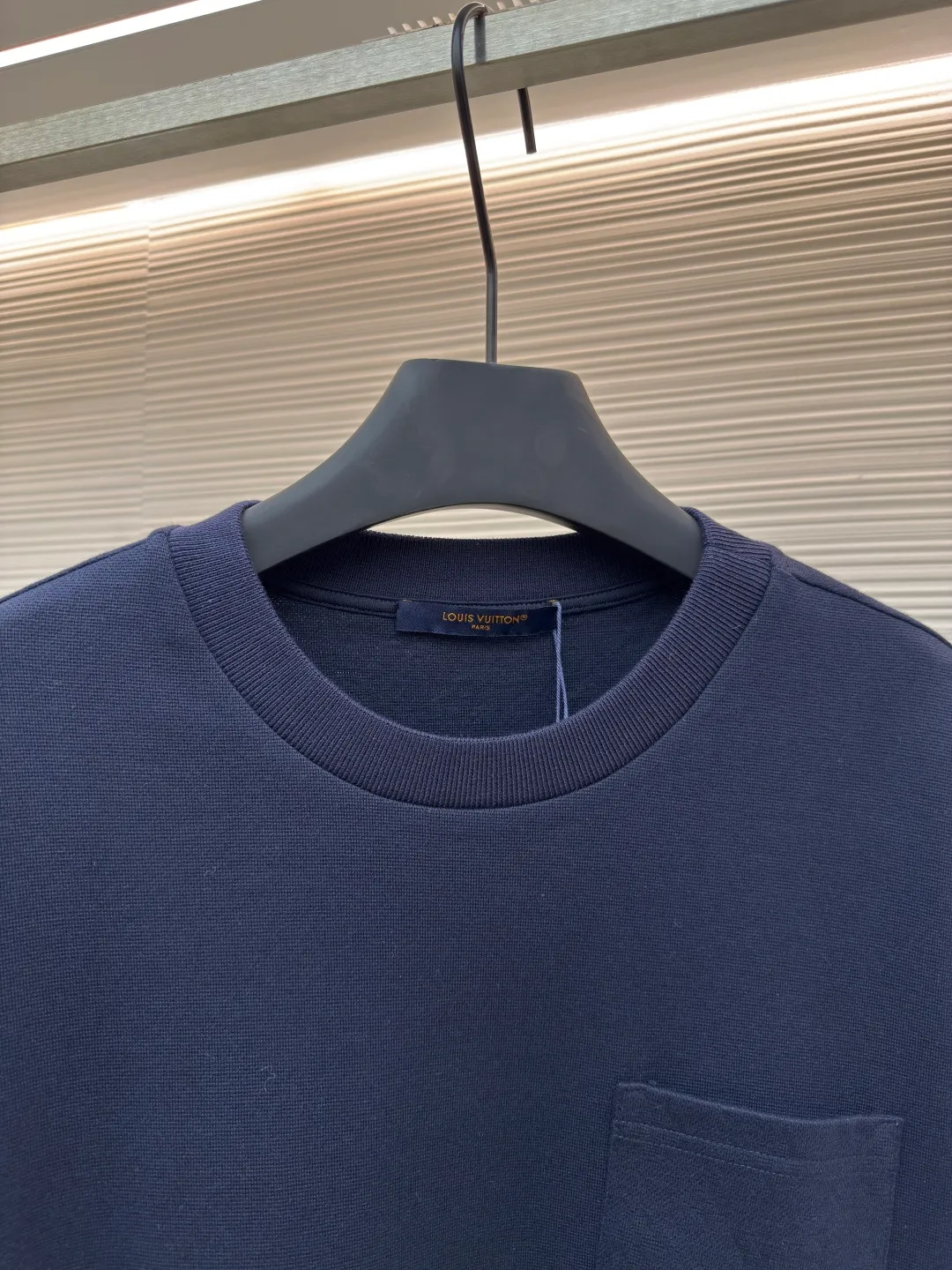 LOUIS VUITTON Pocket jacquard short sleeves ●Authentic product: purchased and developed for 8500 ●Item number: 1680349-A35 ●Fabric: pure cotton fabric ●Technology: jacquard knitting ●Version: fitted version ●Weight: about 330 grams ●Size: XS-S-M-L ●Description: Use 18-needle upper and lower cotton jacquard knitted fabric, weight 300g. Disassemble the original version to analyze the type of machine for yarn parameters. Manually count the needles and draw the pattern. The jacquard fabric is woven by Fukuda machine imported from Japan. The solid color part uses an 18-needle double-sided jacquard machine to weave the pique fabric. The jacquard and solid color fabrics are proportioned according to the amount of each piece. The two fabrics are the same The vat dyeing ensures that there is no color difference in the finished fabric. Overflow vat rope dyeing is used. The edge of the finished fabric is over-positioned and the weft adjuster is used to adjust the weft and slant to ensure that the pattern of the finished fabric is consistent with the size of the Y version. The front + sleeves are made of solid pique fabric, and the back pocket is made of jacquard fabric. The pocket letters are centered and positioned to take out the pieces. The thread is made of 40s double-ply cotton yarn and the flat collar is woven on a horizontal machine. The overall wiring is straight and delicate, the fabric is comfortable and soft, and the color is consistent without color difference. It can be matched with the same style to create a fashionable look and control various occasions. Customized accessories, complete with three standards, same style for men and women!